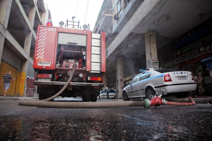 Φωτιά σε διαμέρισμα στο κέντρο της Αθήνας – Εκκενώθηκε η πολυκατοικία